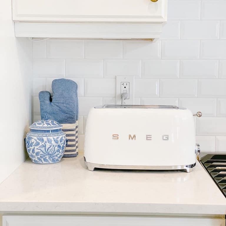 Smeg Retro-Style 4-Slice Toaster TSF02WHUS IMAGE 2