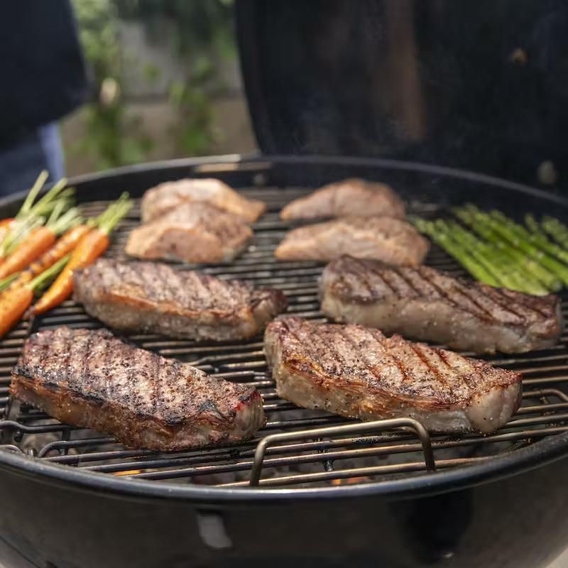 Weber Master-Touch 26-inch Charcoal Grill 1500064 IMAGE 18