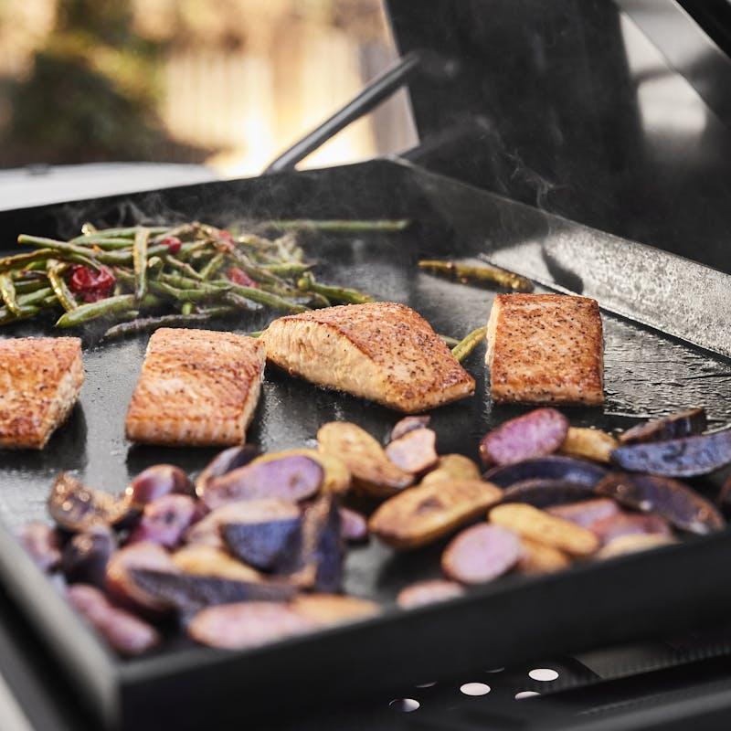 Weber Slate™ 30-inch Griddle with Extendable Side Table 1500013 IMAGE 12