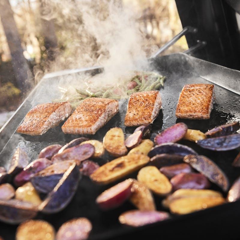 Weber Slate™ 30-inch Griddle with Extendable Side Table 1500013 IMAGE 7