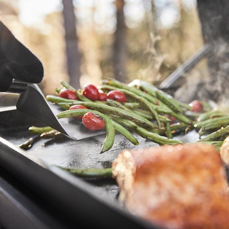 Weber Slate™ 30-inch Griddle with Extendable Side Table 1500420 IMAGE 7