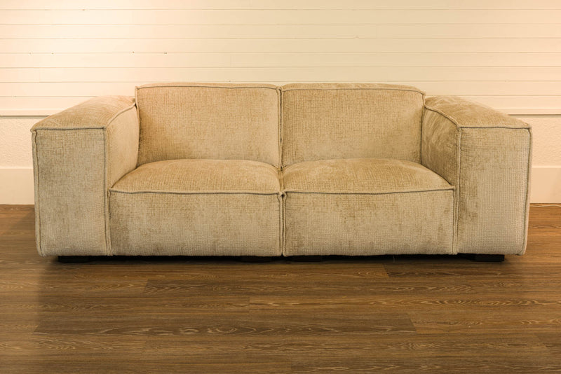 Sofa  - VENTE FINALE - MODÈLE DE PLANCHER ST-HYACINTHE - VENDU TEL QUEL