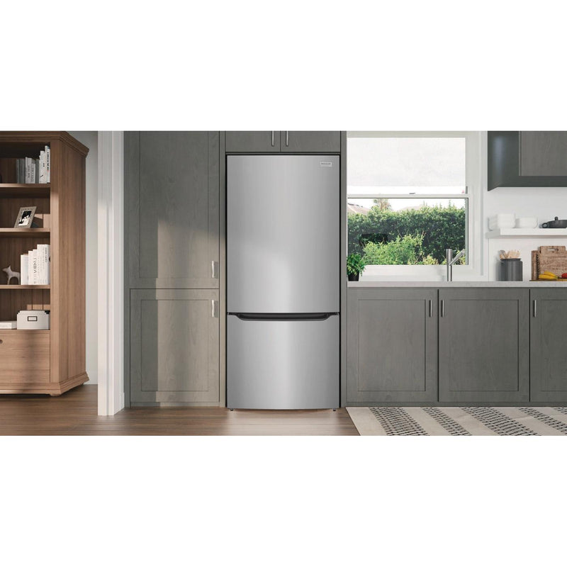 Frigidaire Gallery Réfrigérateur à congélateur inférieur autonome de 30 pouces, 20,3 pi. cu. avec distributeur d'eau et machine de glaçons GRBN2012AF - VENTE FINALE - BOITE OUVERTE - VENDU TEL QUEL - Germain Larivière
