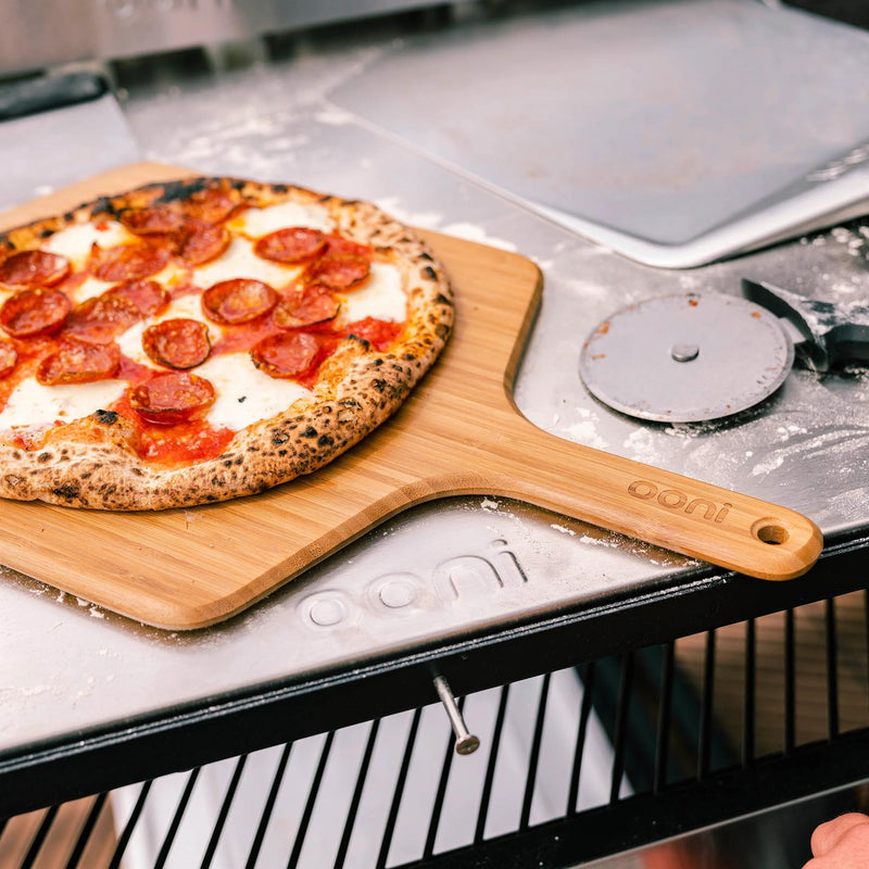 Ooni Planche de service et pelle à pizza en bambou de 14 po UU - P08300 - Germain Larivière