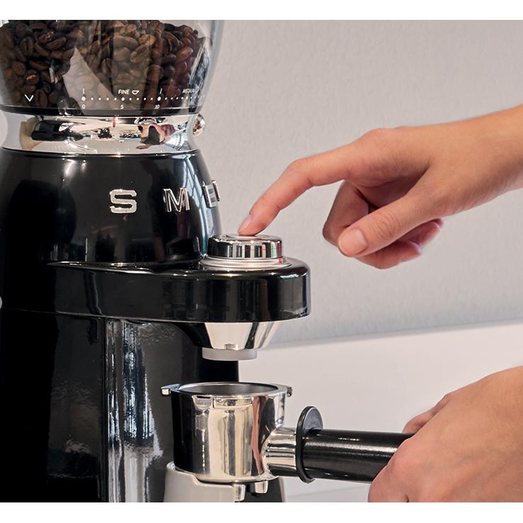 Smeg 50's Style Aesthetic moulin à café CGF11BLUS - Germain Larivière