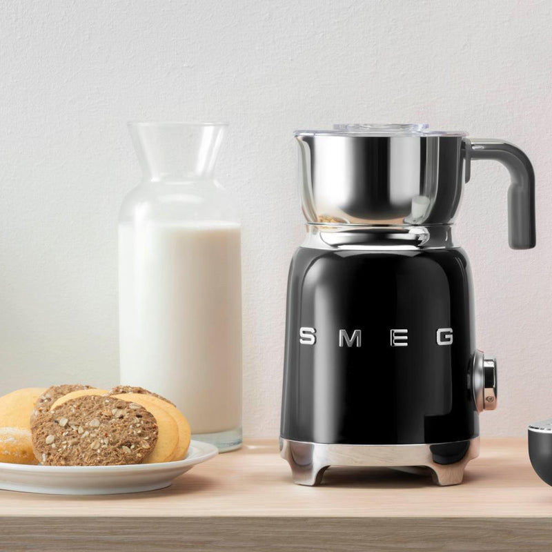 Smeg 50's Style Aesthetic mousseur à lait MFF11BLUS - Germain Larivière