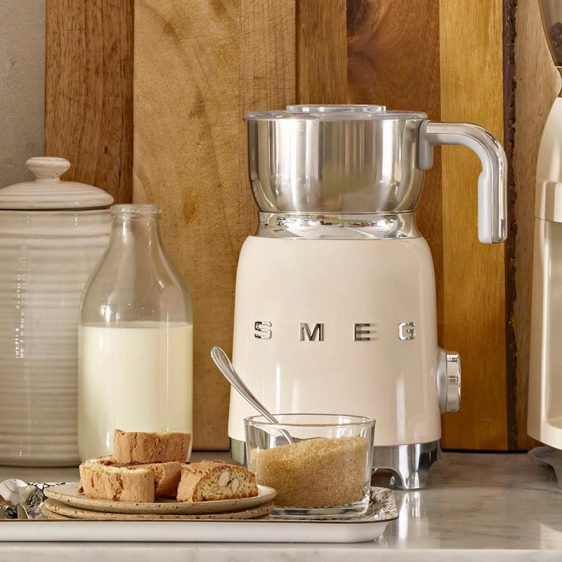 Smeg 50's Style Aesthetic mousseur à lait MFF11CRUS - Germain Larivière
