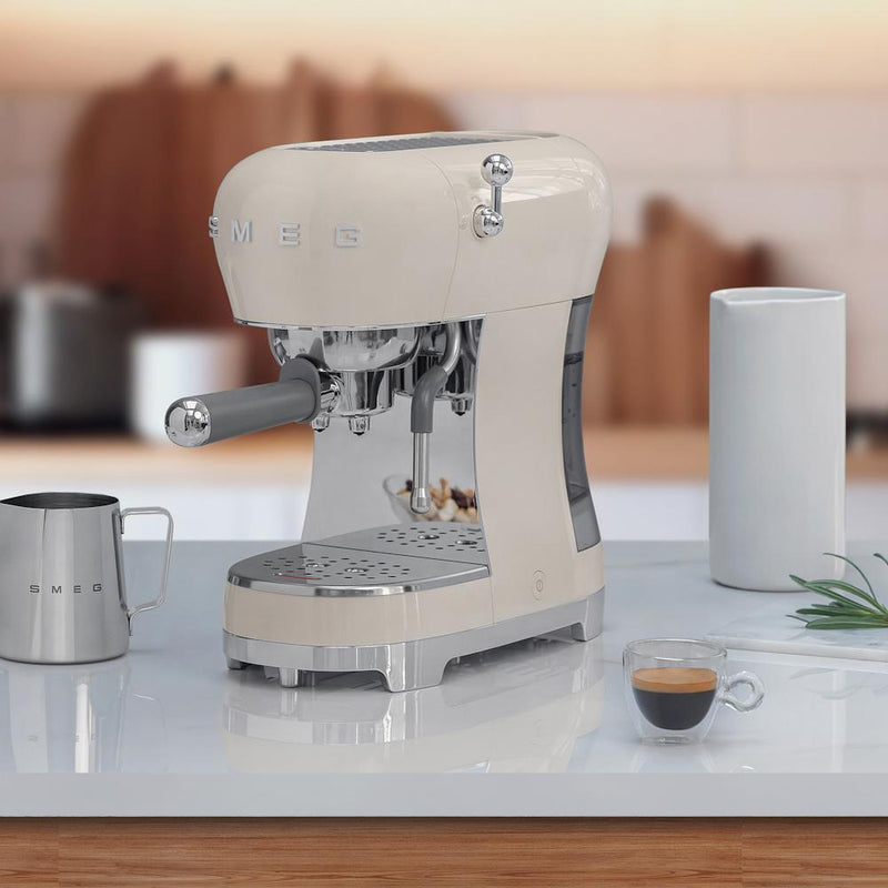 Smeg 50's Style machine espresso manuelle ECF02CRUS - Germain Larivière