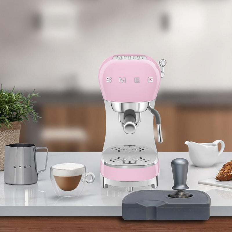Smeg 50's Style machine espresso manuelle ECF02PKUS - Germain Larivière