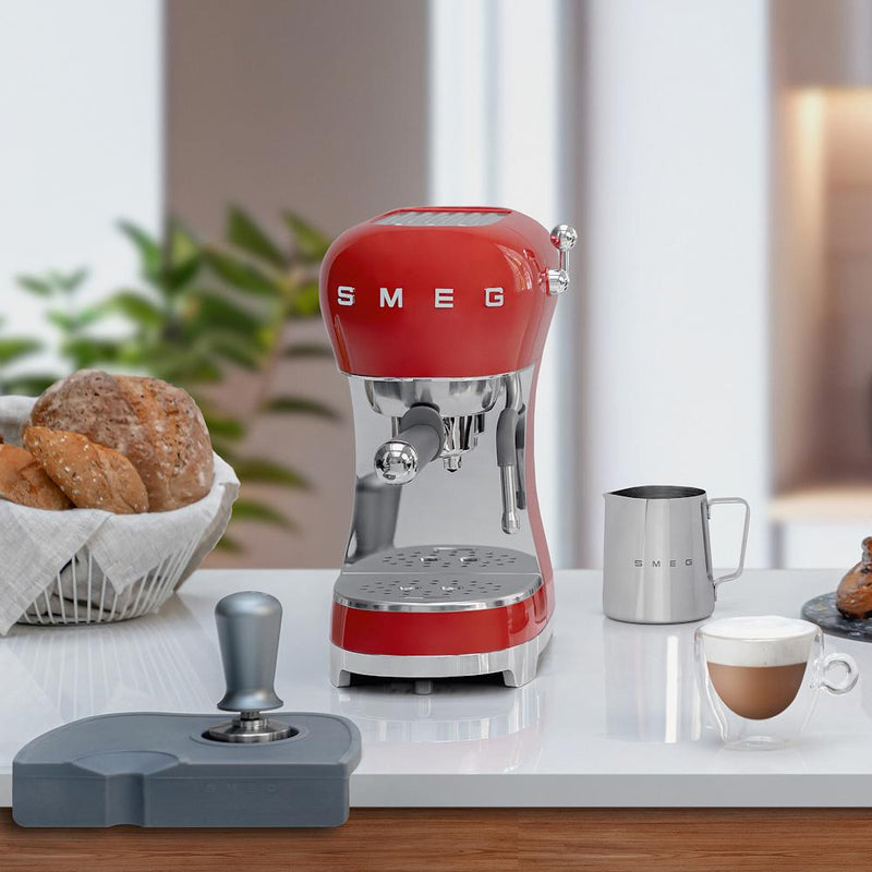 Smeg 50's Style machine espresso manuelle ECF02RDUS - Germain Larivière