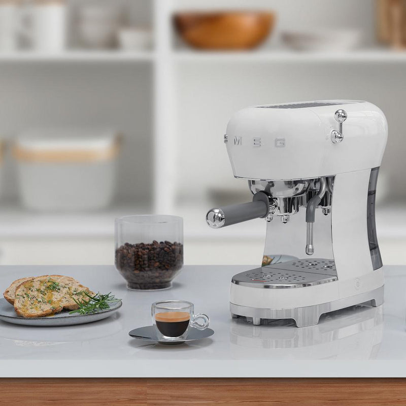 Smeg 50's Style machine espresso manuelle ECF02WHUS - Germain Larivière