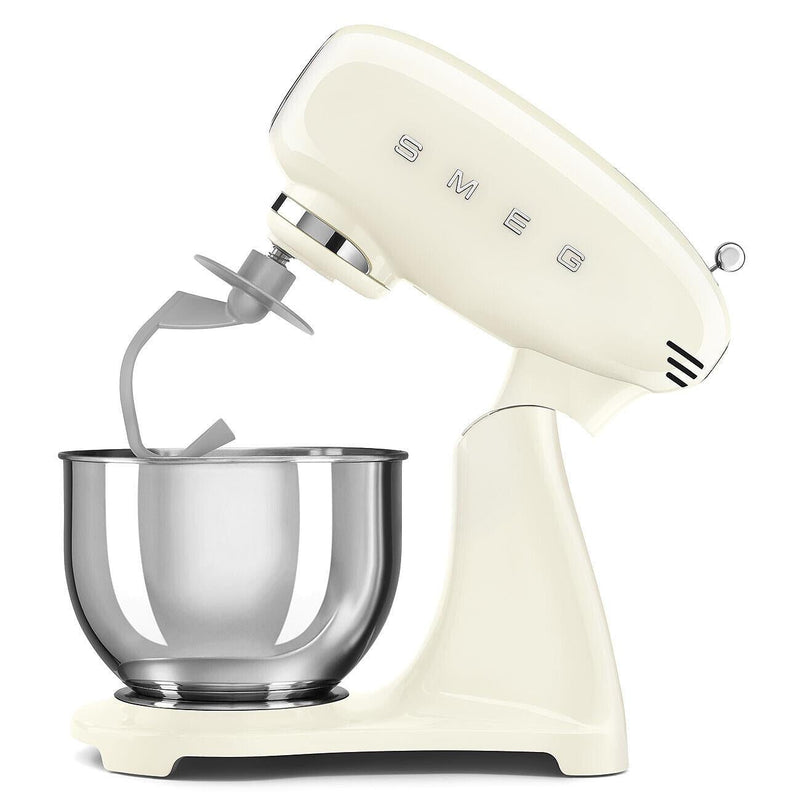 Smeg Batteur sur socle 50's Retro Style Aesthetic de 4,8l avec 600 w SMF03CRUS - Germain Larivière