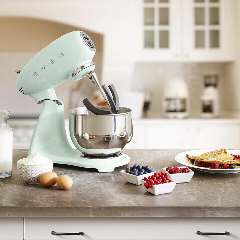 Smeg Batteur sur socle 50's Retro Style Aesthetic de 4,8l avec 600 w SMF03PGUS - Germain Larivière