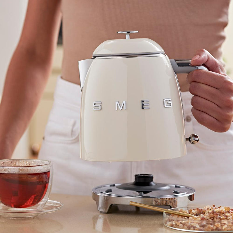 Smeg Bouilloire électrique de 0.8l KLF05CRUS - Germain Larivière