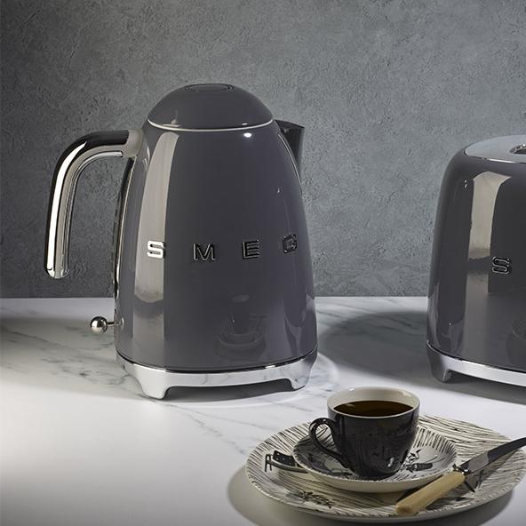 Smeg Bouilloire électrique de 1.7l KLF03GRUS - Germain Larivière