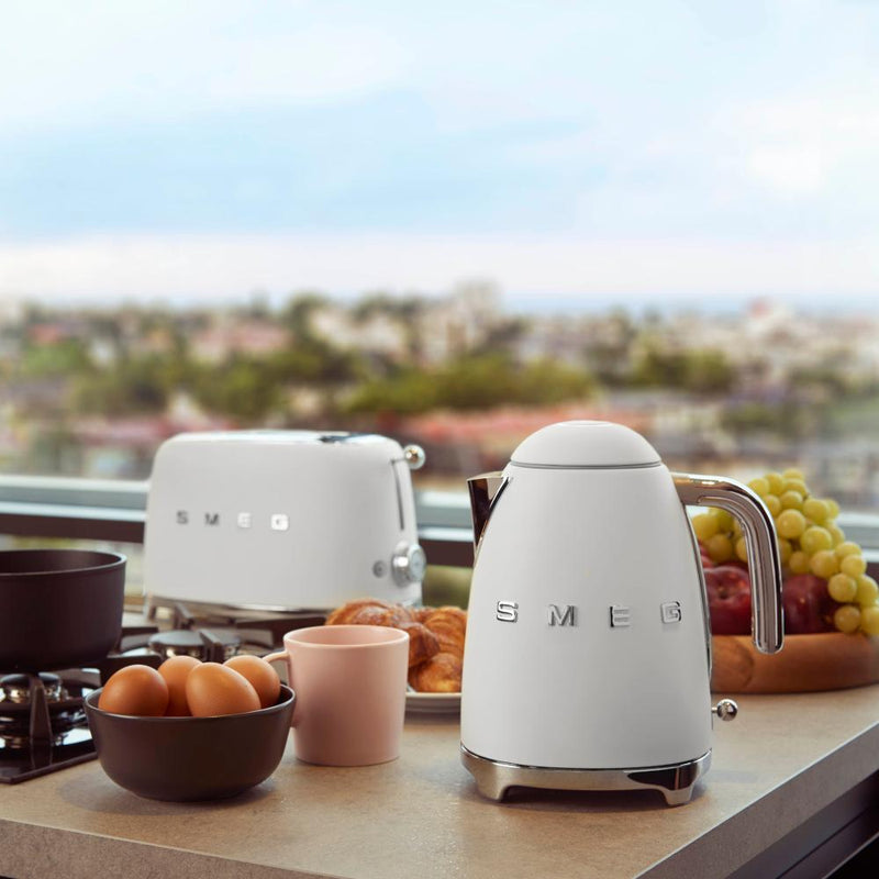 Smeg Bouilloire électrique de 1.7l KLF03WHMUS - Germain Larivière