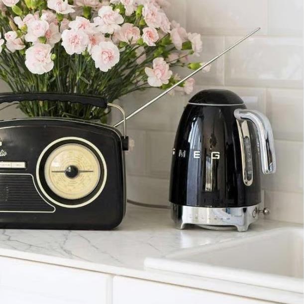 Smeg Bouilloire électrique de 1.7l KLF04BLUS - Germain Larivière