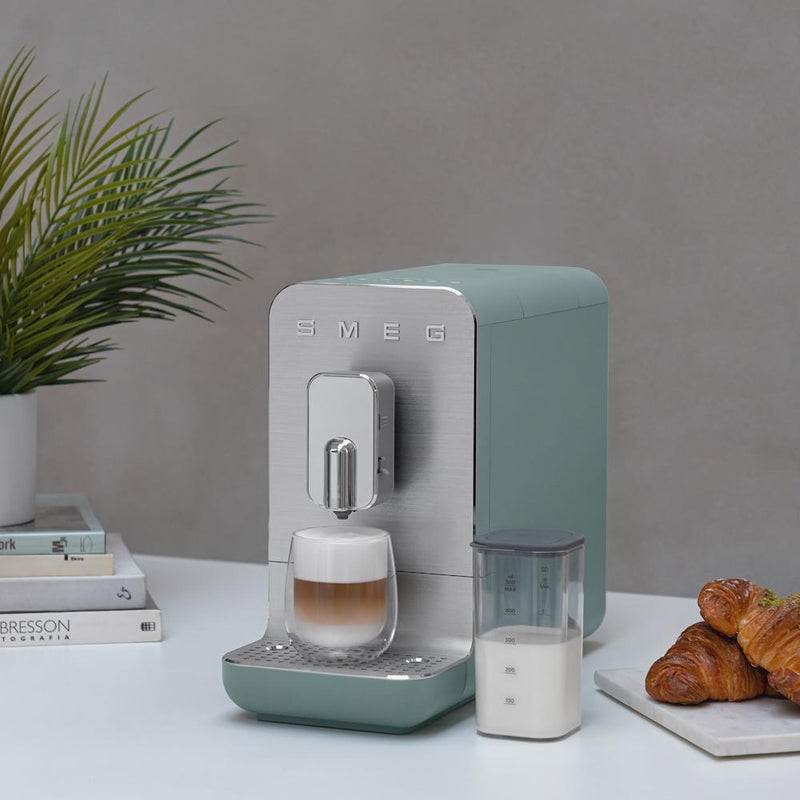 Smeg Collezione Aesthetic machine à café espresso avec système à lait BCC13EGMUS - Germain Larivière