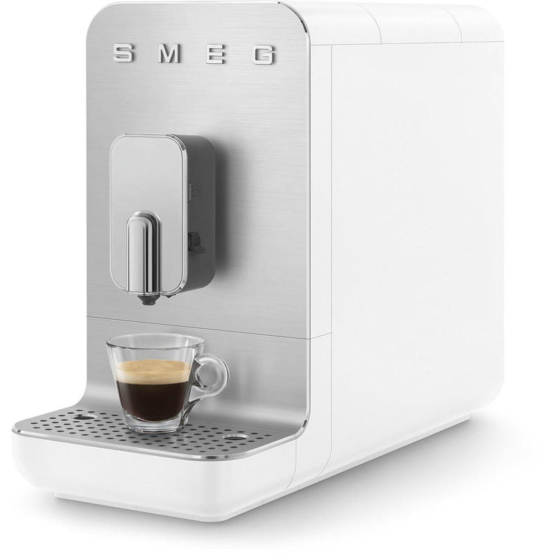 Smeg Collezione Aesthetic machine à café espresso avec système à lait BCC13WHMUS - Germain Larivière