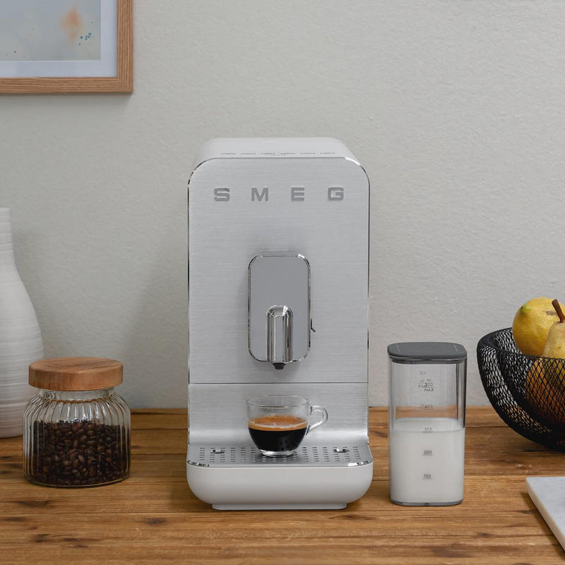 Smeg Collezione Aesthetic machine à café espresso avec système à lait BCC13WHMUS - Germain Larivière