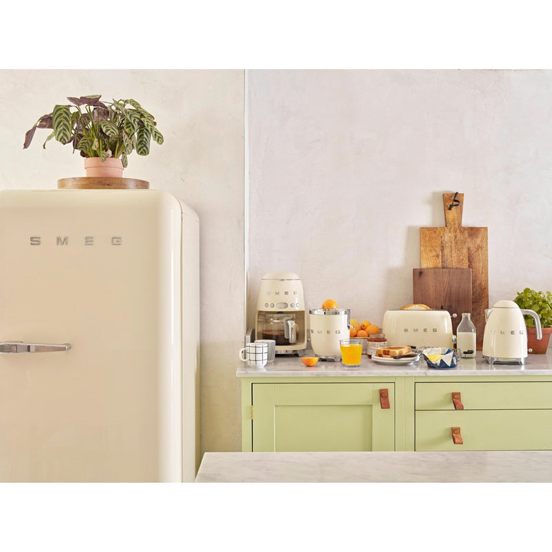 Smeg Machine à café style rétro DCF02CRUS - Germain Larivière