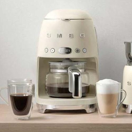 Smeg Machine à café style rétro DCF02CRUS - Germain Larivière