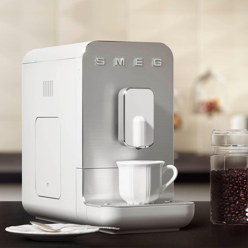 Smeg Machine Espresso BCC01WHMUS - Germain Larivière
